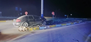 Konya’da otomobil refüje çıktı: 3 yaralı