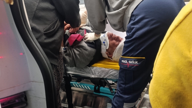 Yolun karşısına geçmek isterken otomobil çarptı: 1 yaralı