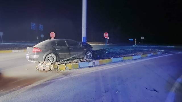 Konya'da otomobil refüje çıktı: 3 yaralı