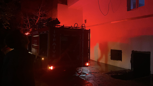 Şanlıurfa'da apartmanda çıkan yangında 9 kişi dumandan etkilendi