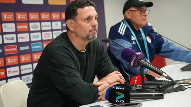 Erol Bulut: "Kontrataktan üç gol yerseniz kazanmanız zor oluyor"
Antalyaspor Teknik Direktörü Erol Bulut:
"Üçü bizim yaptığımız hatalardan"