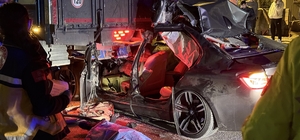 Lüks otomobil kamyona ok gibi saplandı: 1 ölü, 2 yaralı