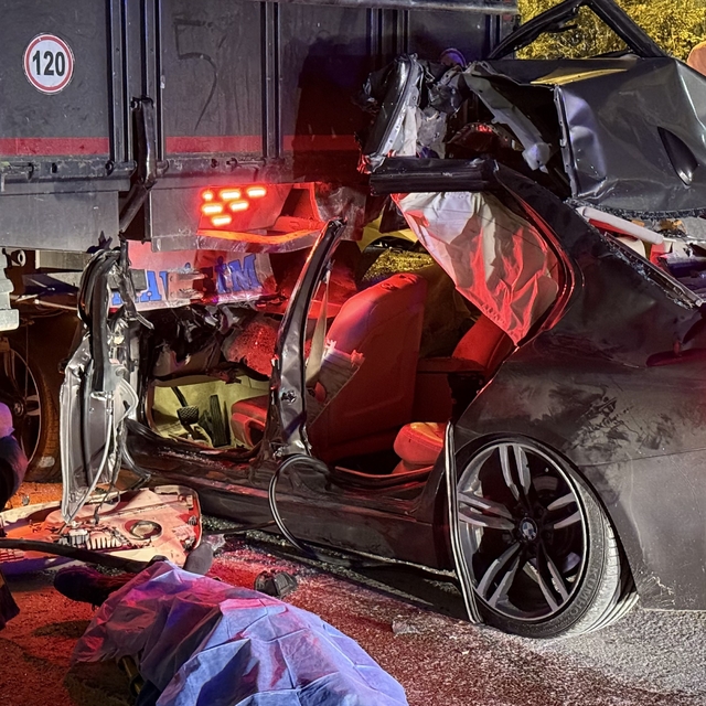 Lüks otomobil kamyona ok gibi saplandı: 1 ölü, 2 yaralı