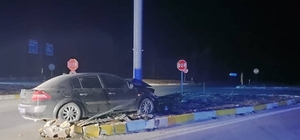 Konya'da tabela direğine çarpan otomobildeki 3 kişi yaralandı