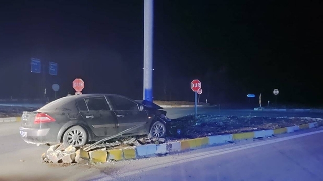 Konya'da tabela direğine çarpan otomobildeki 3 kişi yaralandı