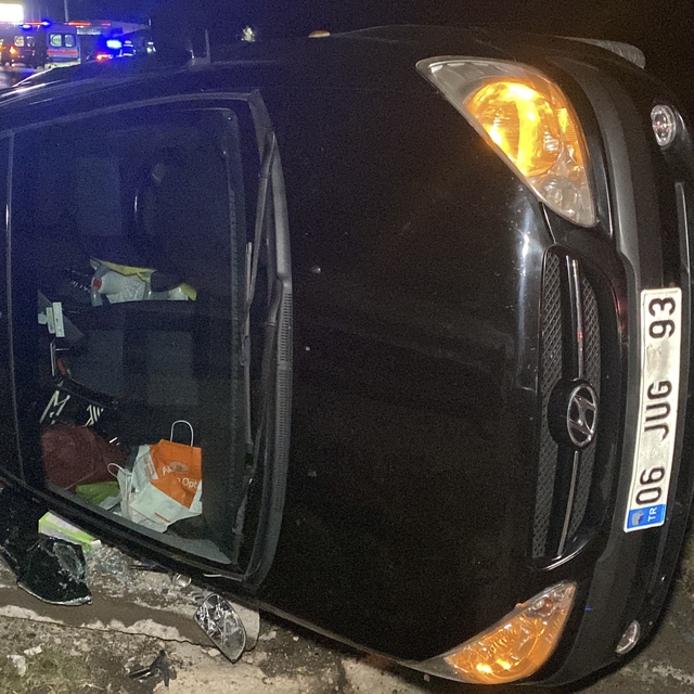 Çorum'da otomobil takka attı: 1'i bebek, 3 yaralı