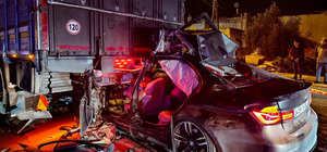 Kaza sonucu yolda duran kamyona otomobil çarptı; 1 ölü, 2 yaralı