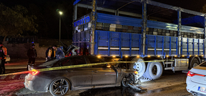 Adana'da kamyona çarpan otomobildeki 1 kişi öldü, 2 kişi yaralandı