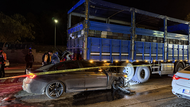 Adana'da kamyona çarpan otomobildeki 1 kişi öldü, 2 kişi yaralandı