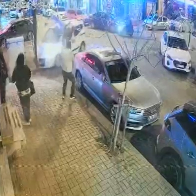 Tekirdağ'da feci kaza kamerada
Araçla çarpışan motosikletli bekleyen yayanı...