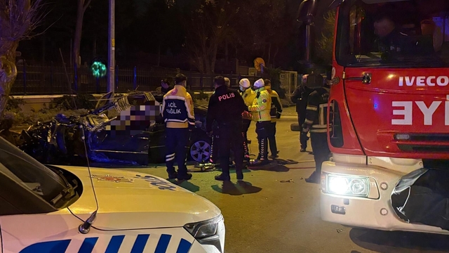 Kaldırıma çarpan otomobil 200 metre savruldu: 1 ölü, 1 ağır yaralı