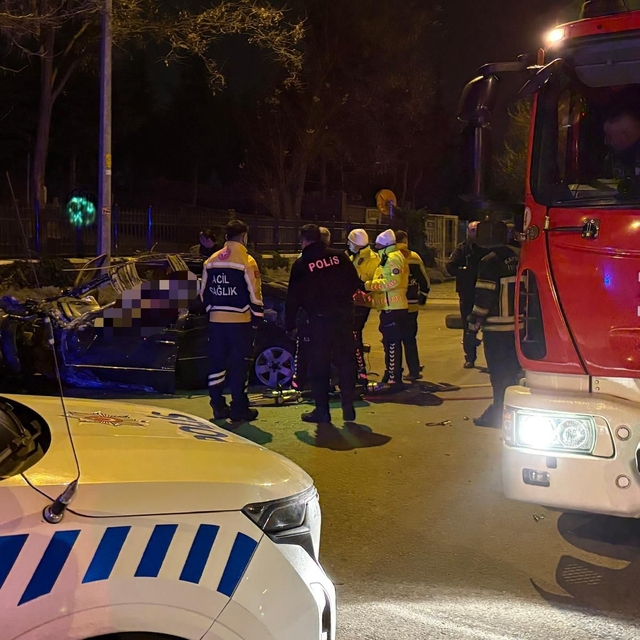 Kaldırıma çarpan otomobil 200 metre savruldu: 1 ölü, 1 ağır yaralı