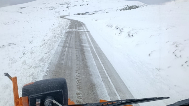 Turuncu kaplanların Bayburt-Gümüşhane yolunda karla mücadelesi sürüyor