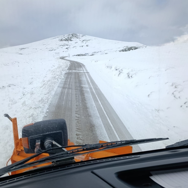 Turuncu kaplanların Bayburt-Gümüşhane yolunda karla mücadelesi sürüyor