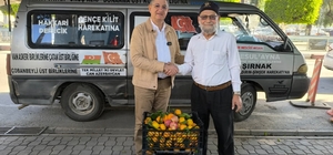 Bahçesini don vuran 'Elmacı Dede', Hatay'dan yüklediği mandalinaları Mehmetçiğe götürmek için yola çıktı