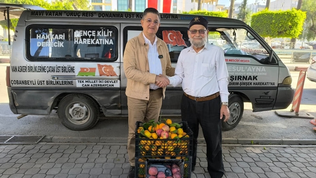 Bahçesini don vuran 'Elmacı Dede', Hatay'dan yüklediği mandalinaları Mehmetçiğe götürmek için yola çıktı