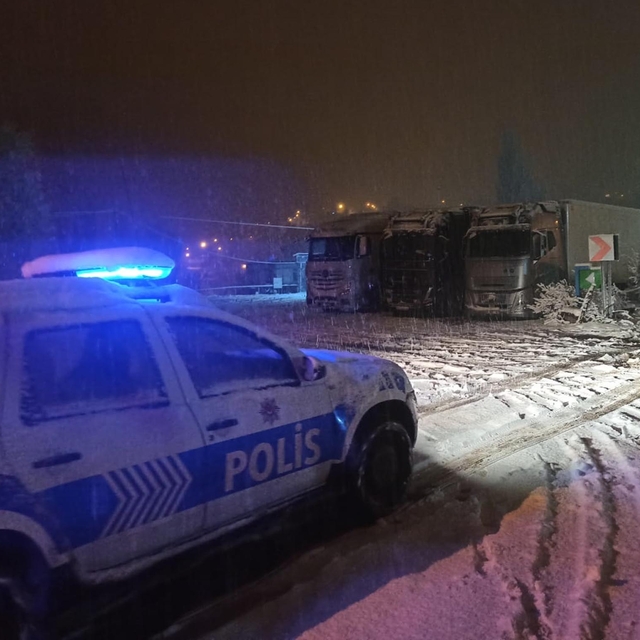 Ilgar Geçidi kar nedeniyle kapandı, araçlar yolda kaldı