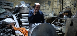 Kahramanmaraş'ta bakır ustalarının çekiç sesleri asırlık çarşıda hâlâ yankılanıyor