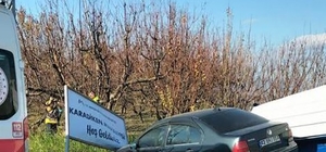 Mersin'de otomobil otobüs durağına çarptı: 2 yaralı