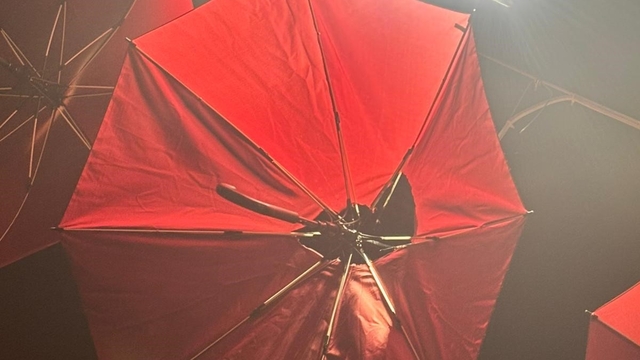 Elektrik kaçağı şemsiyeyi yaktı