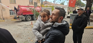 Sındırgı'da evlerinin yıkılışını hüzünlü gözlerle izlediler
Çocukları ile birlikte çöken duvarları izledi