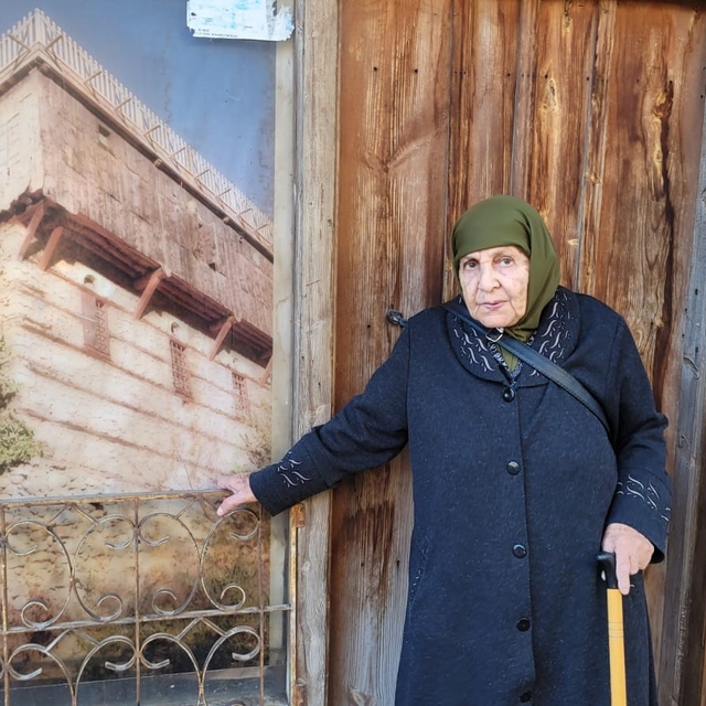 90 yaşındaki Fikriye nine manileriyle hafızalara hayran bırakıyor