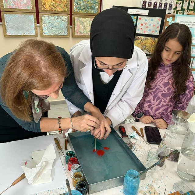 Ebru sanatı ile fizik öğreniyorlar