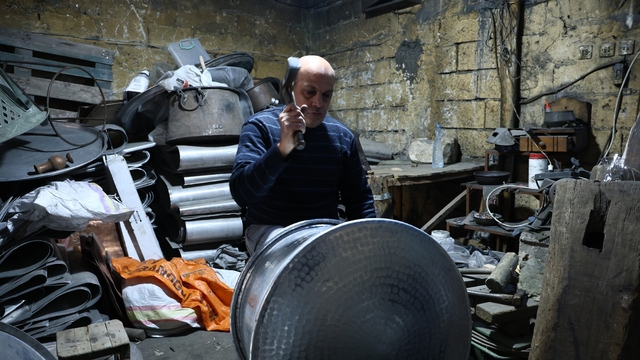 Kahramanmaraş'ta bakır ustalarının çekiç sesleri asırlık çarşıda hâlâ yankılanıyor