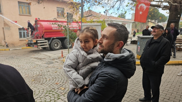 Sındırgı'da evlerinin yıkılışını hüzünlü gözlerle izlediler
Çocukları ile birlikte çöken duvarları izledi