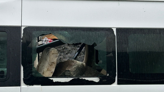 Minibüsün üzerine dev kayalar düştü, 3 kişi şans eseri kurtuldu