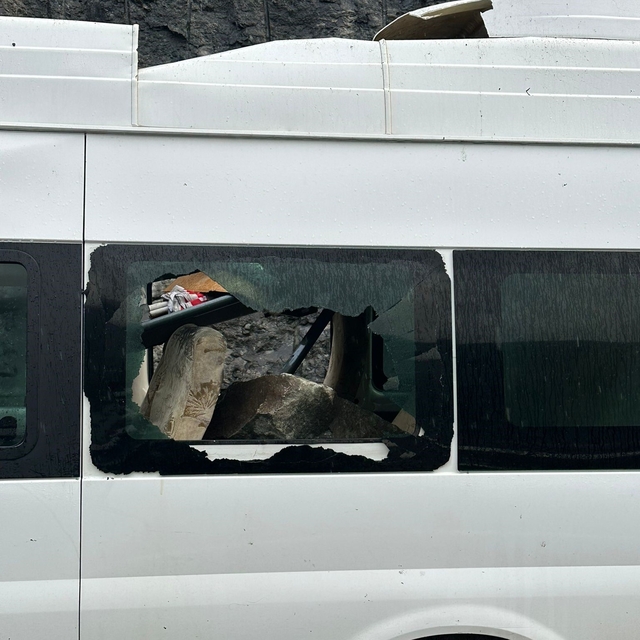 Minibüsün üzerine dev kayalar düştü, 3 kişi şans eseri kurtuldu