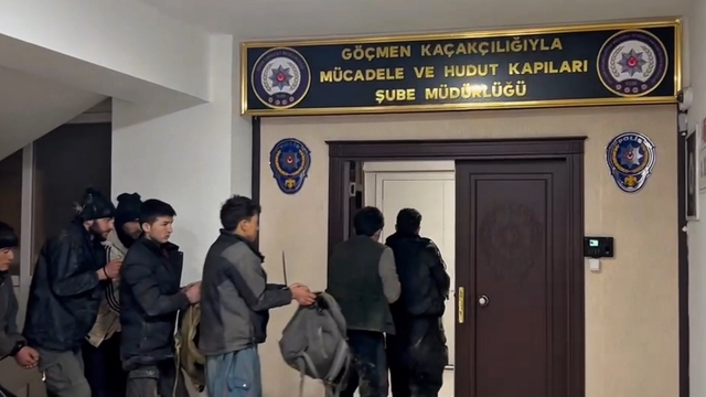 Ağrı Dağı kırsalında 11 düzensiz göçmen ve 3 göçmen kaçakçısı yakalandı