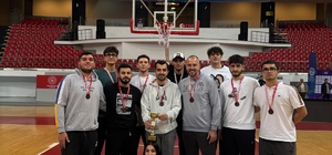 Hasketbol SK'da 15 maçta 32 oyuncu forma giydi