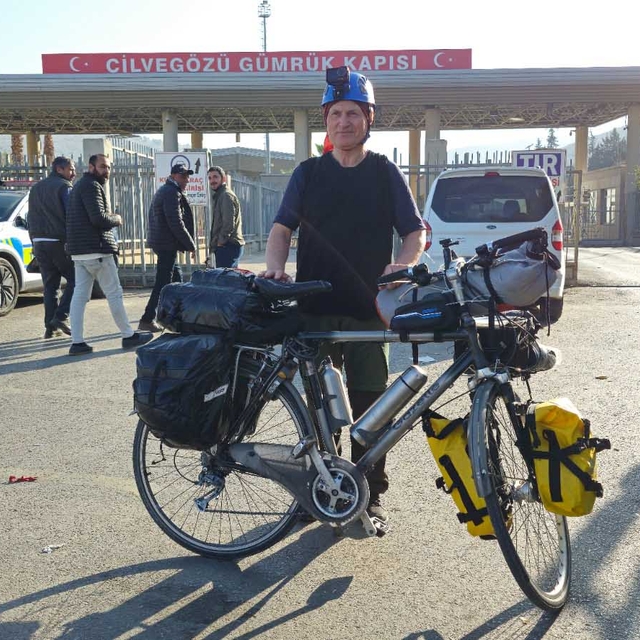 Umre için bisikletle yola çıktı, 3 bin 450 kilometre pedal çevirip Medine'y...