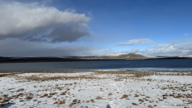 Ardahan'da Aktaş Gölü çevresi kar yağışıyla beyaza büründü