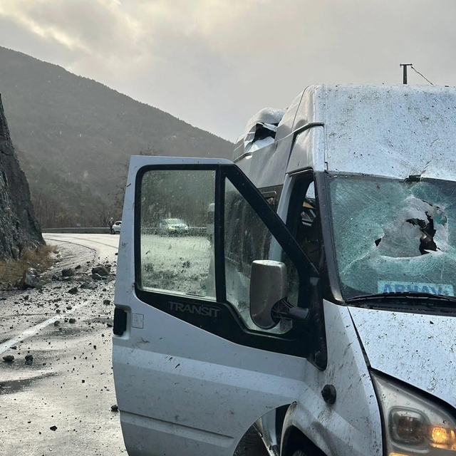 Yamaçtan kopan kaya, minibüse isabet etti