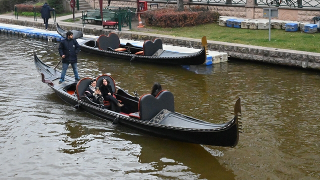 Dondurucu soğuklara rağmen gondol keyfi Eskişehir'in gezi rutininden çıkmadı