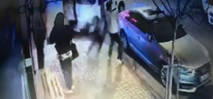 Kaza sırasında savrulan motosiklet sürücüsü yayaya çarptı; o anlar kamerada