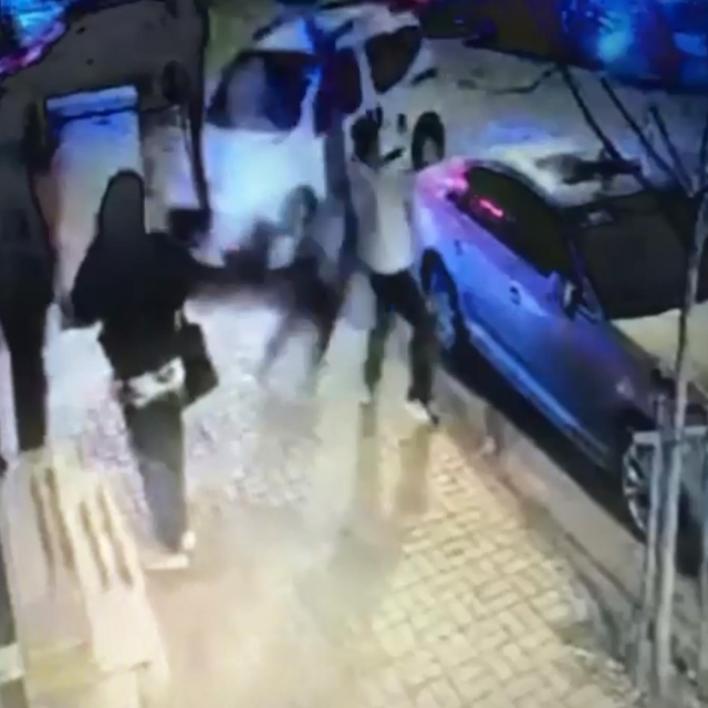 Kaza sırasında savrulan motosiklet sürücüsü yayaya çarptı; o anlar kamerada