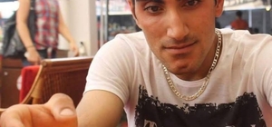 Kamyonetin altında kalan skuter sürücüsü öldü; kaza kamerada