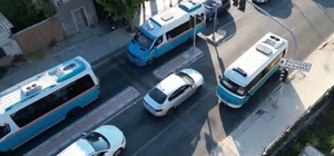 Trafikten kaçan dolmuş şoförü 200 metre ters şeritte gitti
Trafik kurallarını hiçe sayan dolmuş kamerada