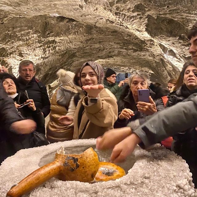 Yerin 150 metre altındaki bu mağarada şifa arıyorlar