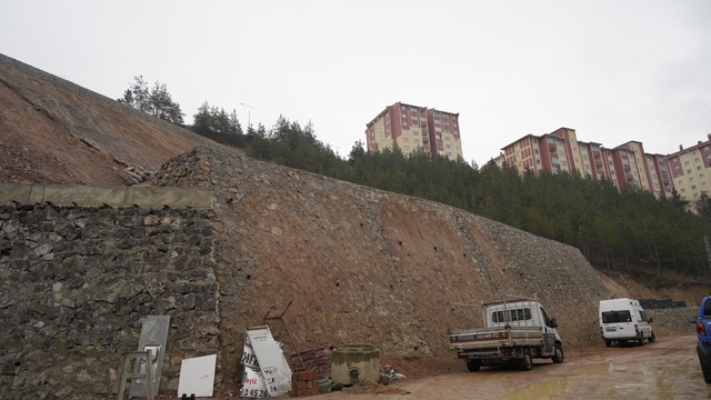 Heyelan sonrası yapılan istinat duvarlarında çatlaklar oluştu
Gümüşhane'de heyelan sonrası yapılan duvarlar da çatladı: Esnaf tedirgin