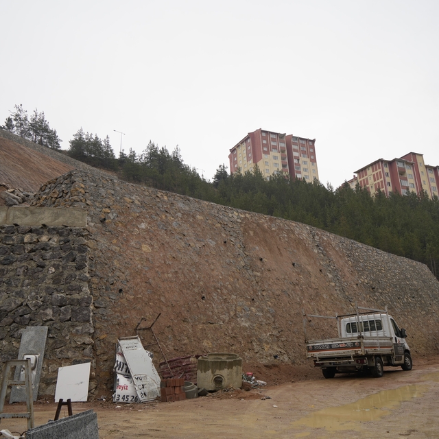 Heyelan sonrası yapılan istinat duvarlarında çatlaklar oluştu
Gümüşhane'de...