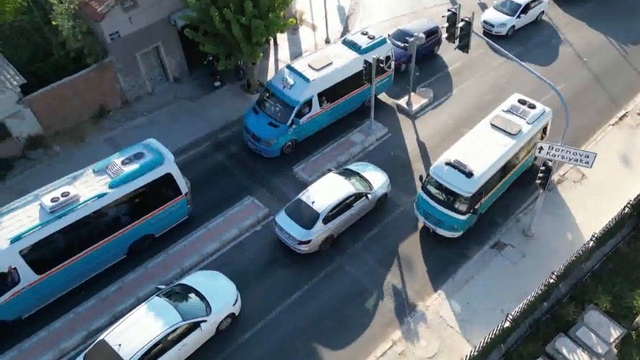 Trafikten kaçan dolmuş şoförü 200 metre ters şeritte gitti
Trafik kurallarını hiçe sayan dolmuş kamerada
