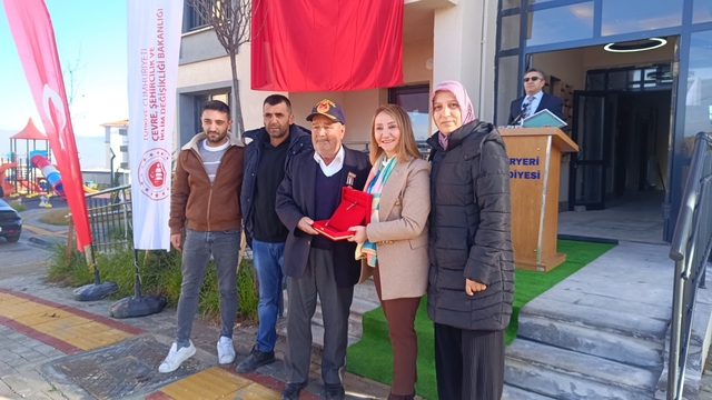 Bilecik'te 105 TOKİ hak sahiplerine teslim edildi
Pazaryeri Belediye Başkanı Zekiye Tekin;
"Nasipse önümüzdeki yıl bu ay sonunda kuraları çekilecek"