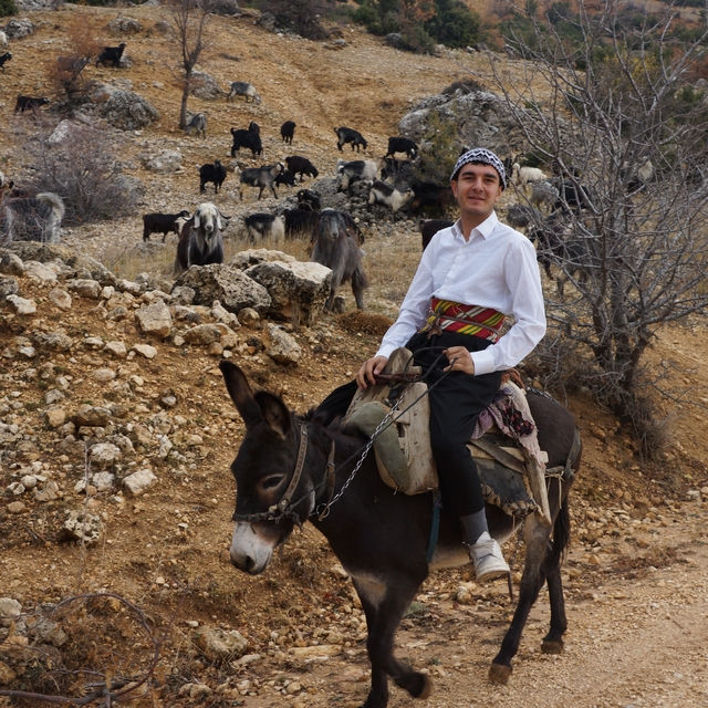 18 yaşındaki Yusuf söylediği manilerle ilgi odağı oldu