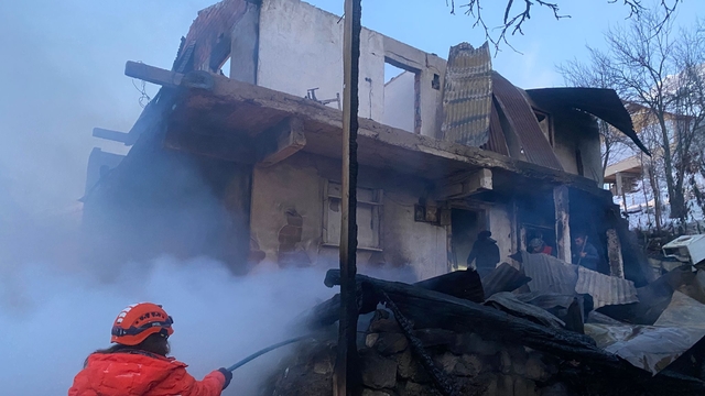 Artvin'de çıkan yangında 2 katlı ev kullanılamaz hale geldi