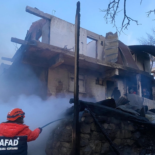 Artvin'de çıkan yangında 2 katlı ev kullanılamaz hale geldi