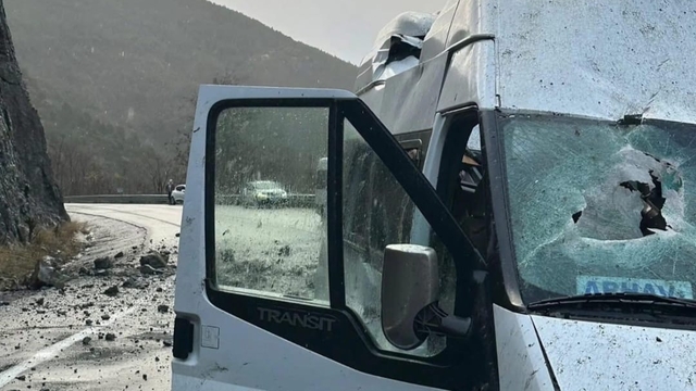 Artvin'de seyir halindeki yolcu minibüsüne kaya parçaları düştü